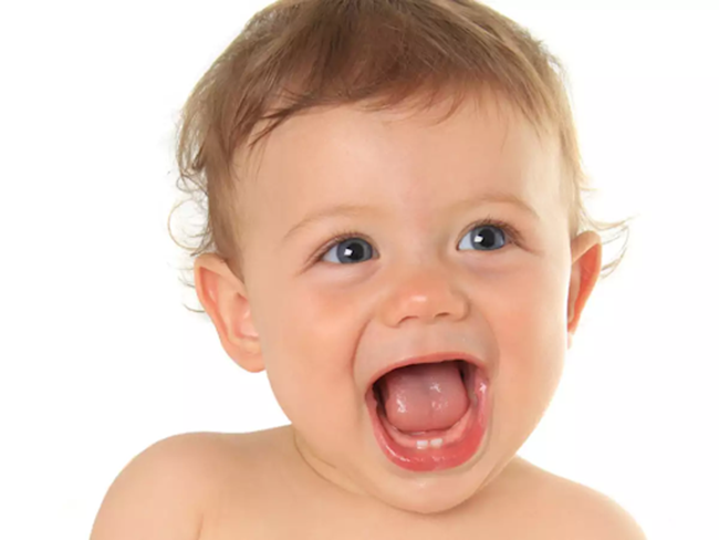 Cho bé súc miệng và vệ sinh răng thường xuyên để bảo vệ con khỏi vi khuẩn