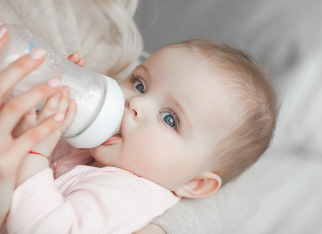 Chọn các loại sữa mát giúp bé ti ngon miệng mà vẫn hỗ trợ giảm táo bón