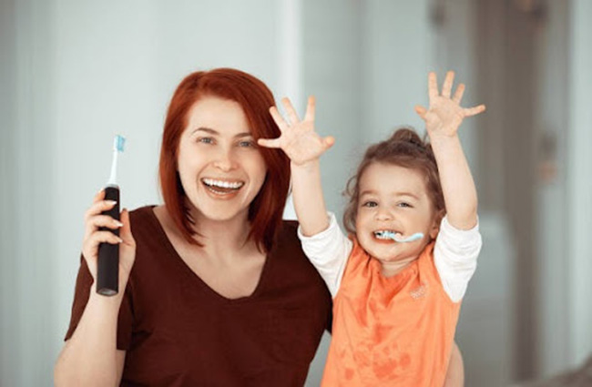 Để con yêu thích việc đánh răng, mẹ thực hiện cùng con và pha trò vui nhộn với bé nhé