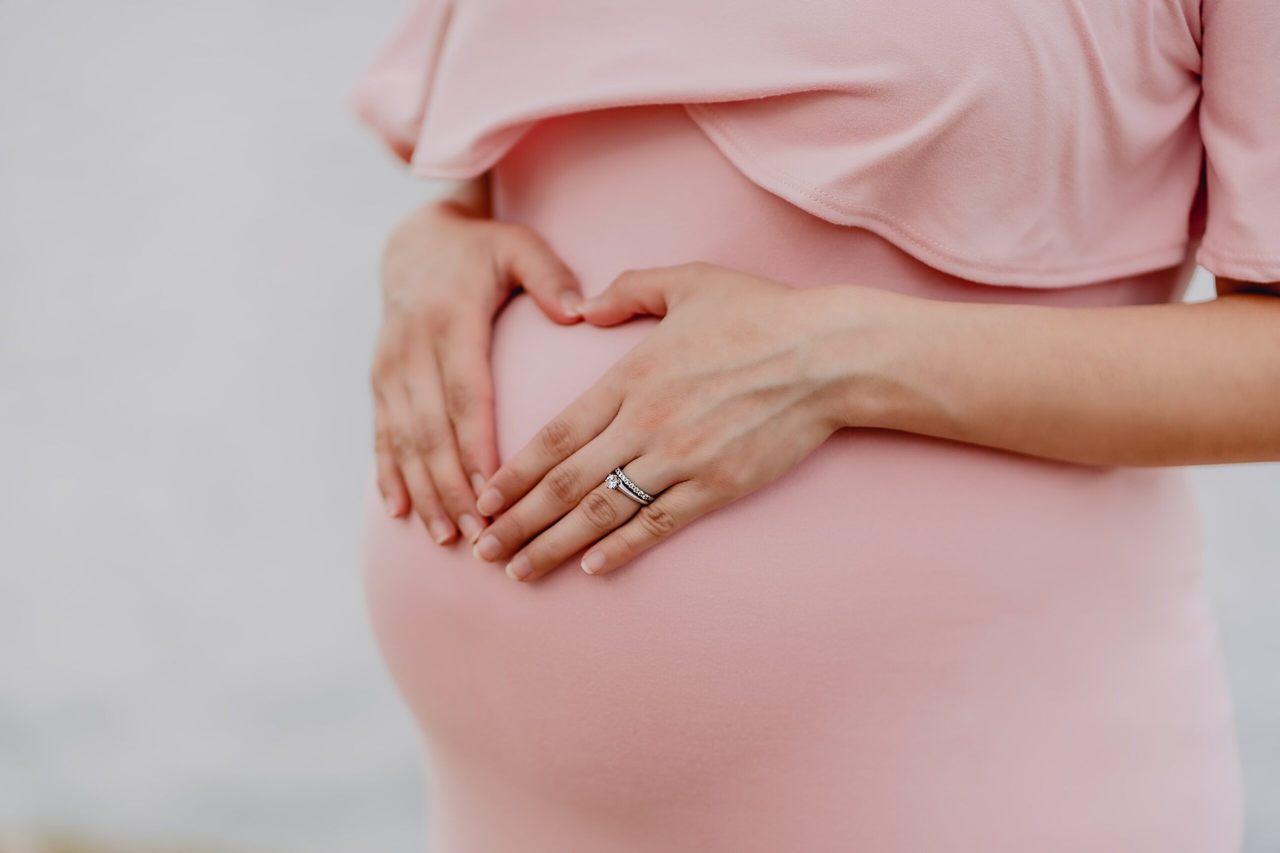 Mẹ mang thai bị bón do thay đổi nội tiết tố