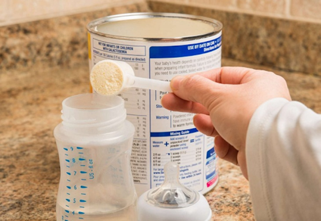 Khi đong sữa mẹ lưu ý gạt bột sữa phẳng để đong chính xác số lượng bé cần, tránh sữa bị quá đặc hay quá loãng, ảnh hưởng tới sức khỏe của con