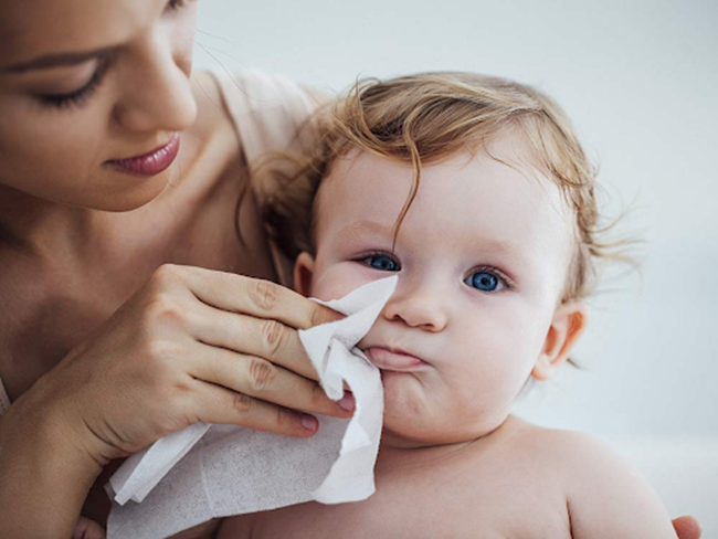 Lau miệng sạch sẽ cho bé sau khi ăn bằng khăn ướt kháng khuẩn 