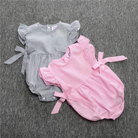 Mẫu áo liền quần mùa hè cho các bé từ 3 - 8 tháng, được thiết kế phần quần rộng bé có thể thoải mái vui chơi khi mặc bỉm
