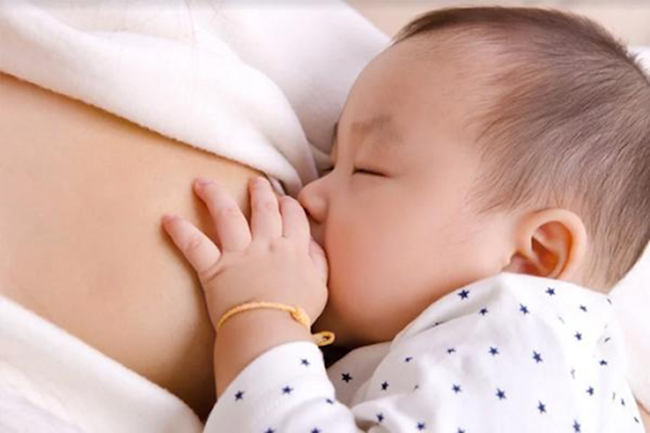 Mẹ cho bé bú no để nâng cao sức đề kháng, tăng cường sinh năng lượng nhiệt giúp giữ ấm cho bé