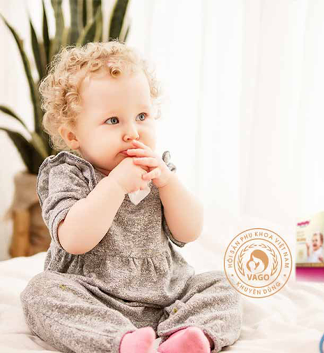 Mẹ chú ý chọn khăn khô chất lượng tốt, ưu tiên loại có hàm lượng Rayon cao vì mềm hơn, không gây rát mũi cho bé