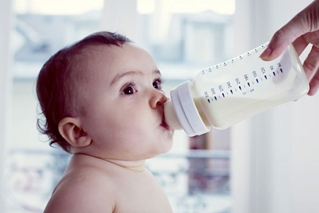 Mẹ không hâm nóng sữa bằng lò vi sóng, dễ làm mất dinh dưỡng trong sữa