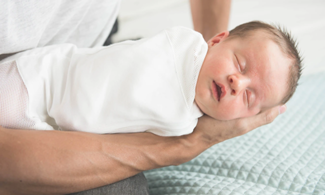 Quấn tã cho bé 2 tháng tuổi giúp con ngủ ngon, tránh giật mình