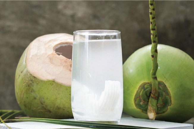 Để an toàn cho sức khỏe, mẹ nên uống nước dừa từ 1 - 2 tháng sau sinh mổ