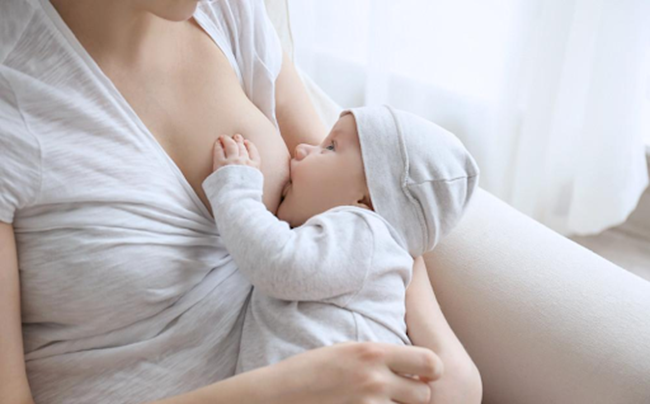 Sữa non được ví như loại kháng sinh tự nhiên không có tác dụng phụ cho bé