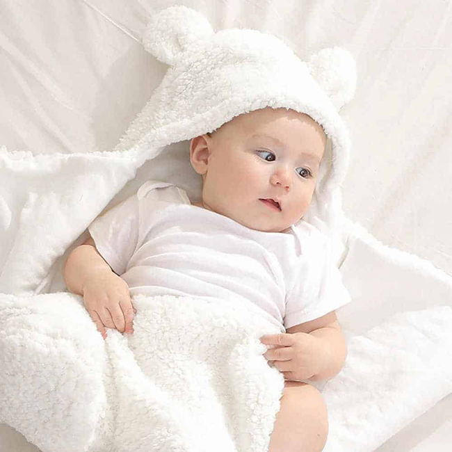 Thân nhiệt của bé sơ sinh thường cao hơn người lớn nên cân nhắc mặc đồ cộc tay cho bé nhé