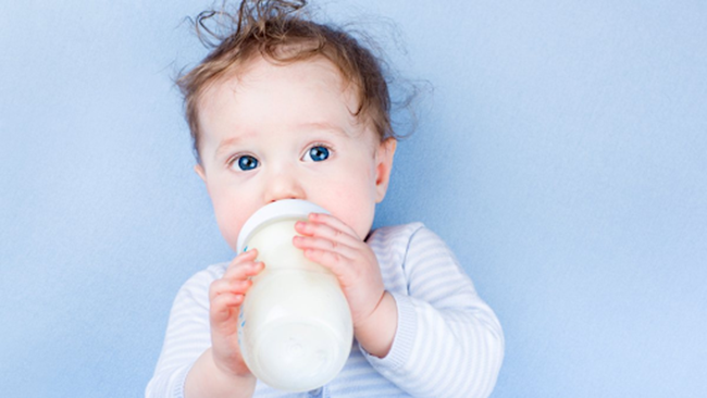 Theo viện Hàn Lâm Nhi Khoa Hoa Kỳ, bé có thể dùng được sữa bò nếu từ 12 tháng tuổi trở lên, không dị ứng và đáp ứng các tiêu chuẩn phát triển bình thường về sức khỏe