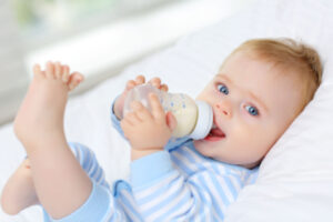 Trẻ mấy tháng tự cầm bình sữa? Cách tập bú bình hiệu quả