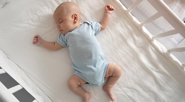 Trẻ sơ sinh ngủ nhiều hơn người lớn, 12 - 17 tiếng mỗi ngày.