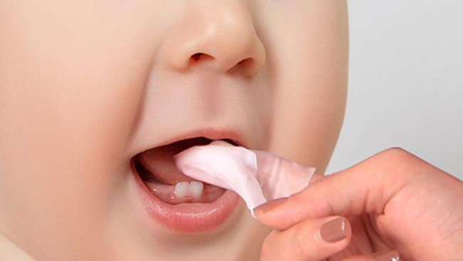 Vệ sinh răng miệng cho bé sau khi ăn để miệng bé luôn thơm