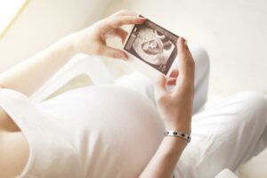 Tim thai yếu 3 tháng đầu có nguy hiểm không? Đừng bỏ qua 4 lưu ý sau!