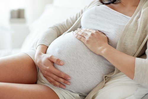 Tình trạng đau bụng kèm ra máu âm đạo là những dấu hiệu thực sự nguy hiểm đối với mẹ mang thai 3 tháng đầu