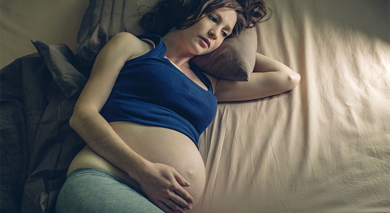 Mẹ có thể mất ngủ vì bị ảnh hưởng tâm lý lo sợ trong quá trình mang thai 