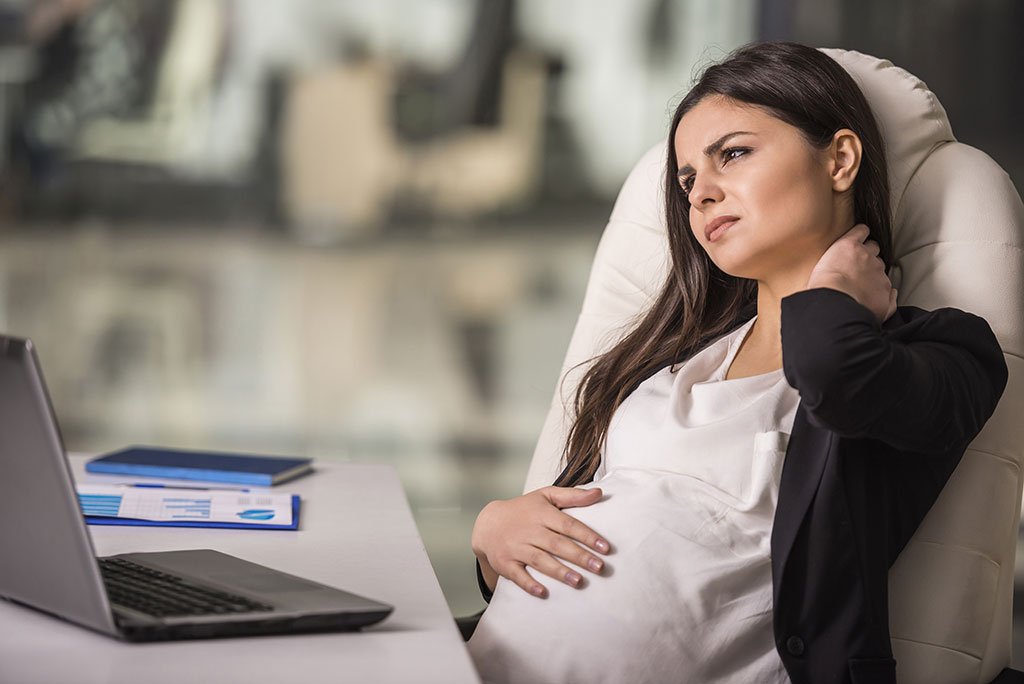 Tránh làm việc quá sức sẽ là liệu pháp giúp hạn chế tình trạng khó thở ở mẹ bầu