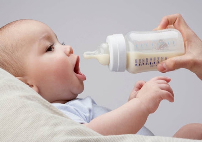 Bé dưới 6 tháng tuổi chỉ nên uống sữa mẹ/sữa công thức sau ăn dặm