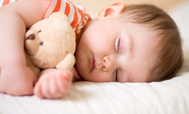 Trẻ sơ sinh mê ngủ không chịu bú - mẹ nên làm gì?
