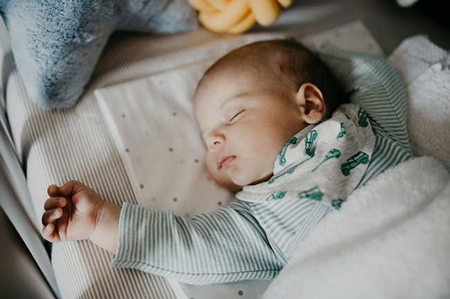 Bé sơ sinh 1 tháng tuổi ngủ rất nhiều, con ngủ bất kể ngày đêm