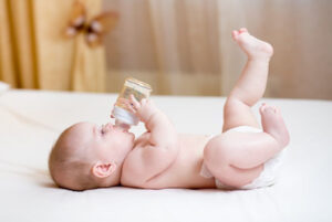2 Cách sử dụng van chống sặc bình sữa đúng cách cho bé