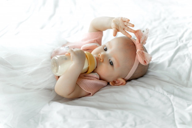Bình sữa dung tích nhỏ không chứa đủ sữa cho 1 lần ăn của con