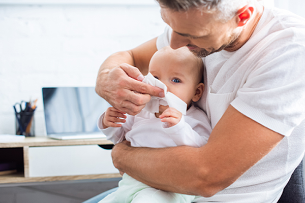 Hướng dẫn mẹ cách rửa mắt mũi cho trẻ sơ sinh an toàn tại nhà
