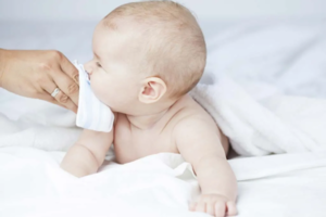 Cách rửa mũi cho trẻ sơ sinh bị khò khè an toàn và hiệu quả