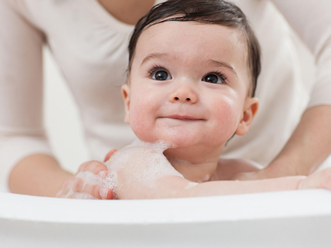Chậu tắm và chậu rửa mặt của bé nên dùng loại riêng biệt để đảm bảo vệ sinh 