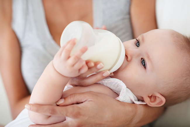 Cho bé ăn sữa đã pha trong 1 giờ giúp hương vị sữa luôn thơm ngon và đảm bảo nhất nhẹ nhé