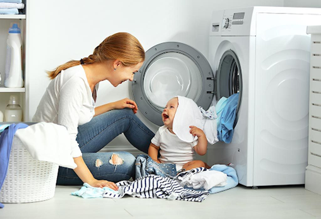 Có nên giặt quần áo của con bằng máy giặt không mẹ nhỉ