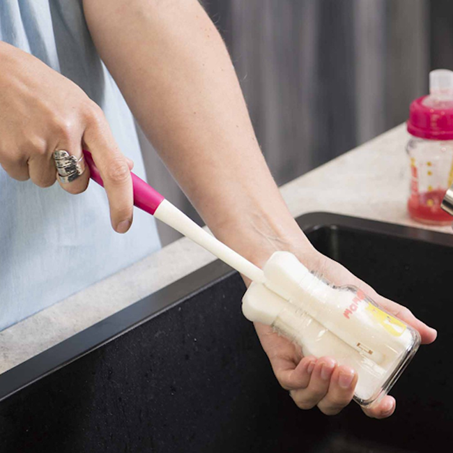 Dụng cụ cọ rửa bình sữa chuyên dùng cho trẻ sơ sinh giúp bình sữa của bé được vệ sinh sạch sẽ nhất