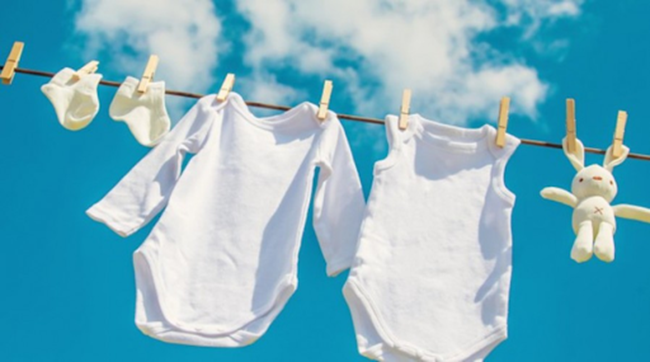 Giặt quần áo mới mua là cần thiết trước khi cho bé mặc
