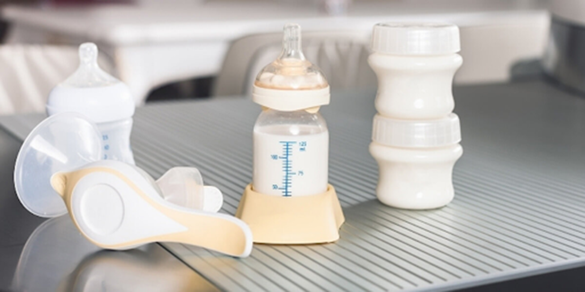 Khay tiệt trùng và bình sữa cho bé được làm từ thủy tinh hoặc nhựa chịu nhiệt cao
