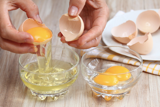 Lòng trắng trứng dễ gây kích ứng cho bé