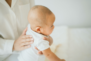 Hướng dẫn mẹ 4 cách bế cho trẻ sơ sinh ợ hơi