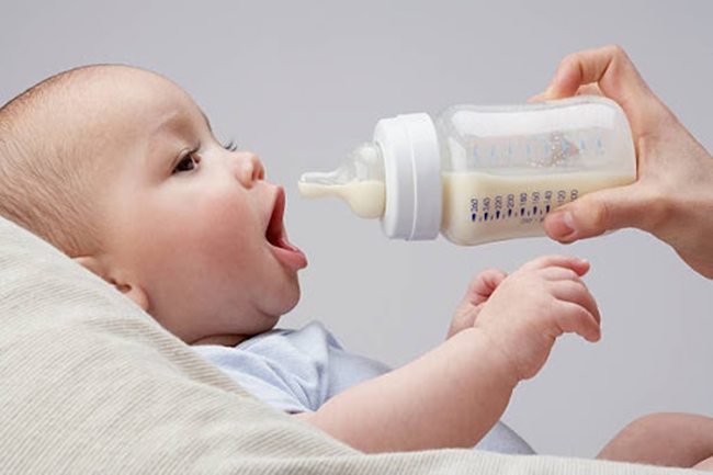 Mẹ đổi bình sữa cho bé khi bình sữa có dấu hiệu đổi màu