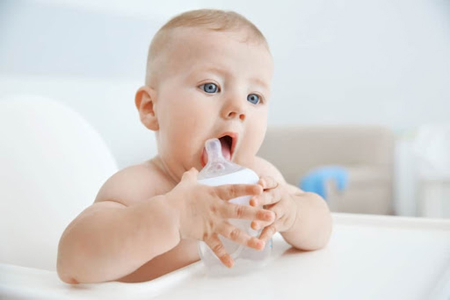 Mẹ nên cho bé uống nước sau khi ăn 30 phút, tránh uống trong bữa ăn