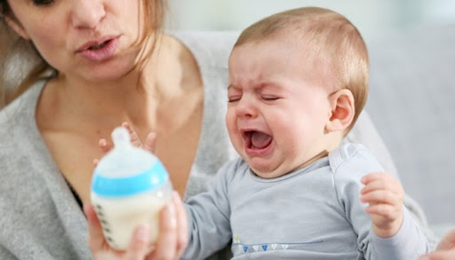 Mẹ nên chú ý phản ứng của bé khi uống sữa/nước tránh bị sặc