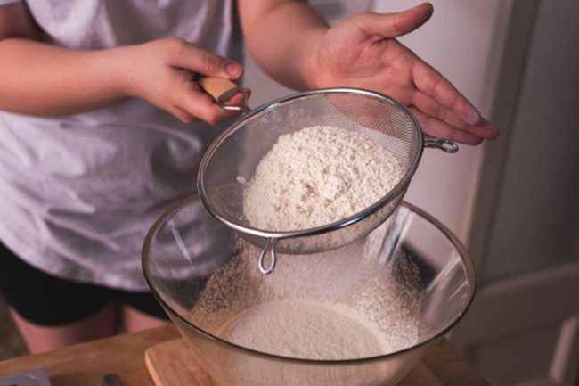 Mẹ rây mịn bột mì trước khi sử dụng để bánh mịn nhất
