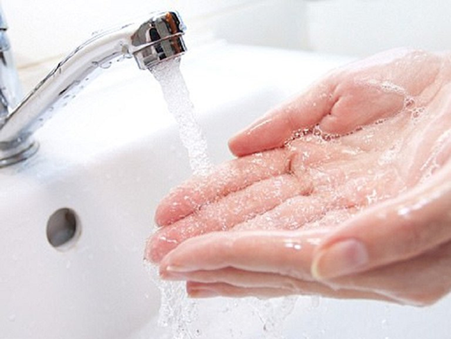 Mẹ rửa tay thật sạch với xà phòng trước khi vệ sinh vùng kín cho bé để tránh nguy cơ lây nhiễm vi khuẩn