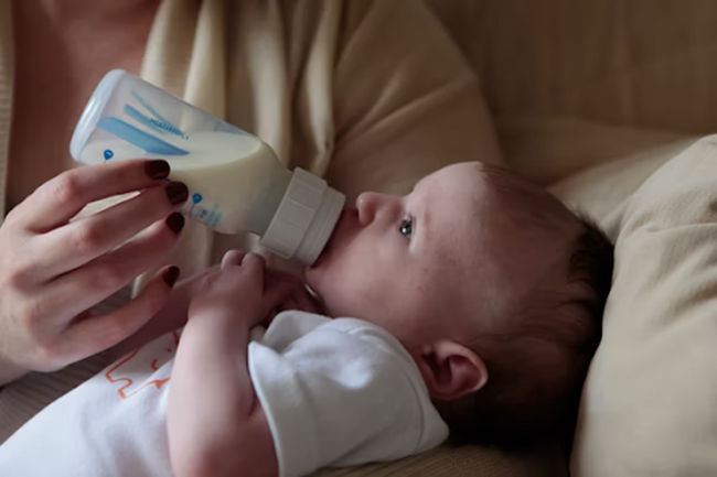 Mẹ sử dụng sữa tăng cân cho bé, giúp bé lớn nhanh và phát triển toàn diện