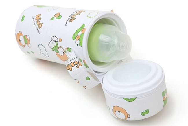 Mẹ vệ sinh bình sạch sẽ trước khi dùng ủ ấm sữa cho bé