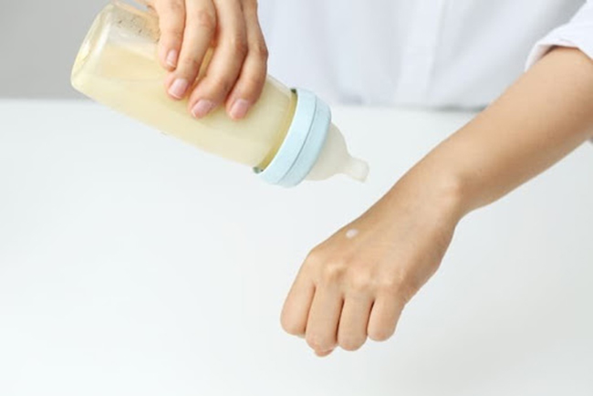 Mu tay là nơi da nhạy cảm với nhiệt độ nhất, thích hợp để kiểm tra trước khi cho bé uống