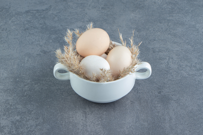 Mẹ nên lưu ý khi ăn trứng ngỗng vì hàm lượng calo, lượng cholesterol khá cao