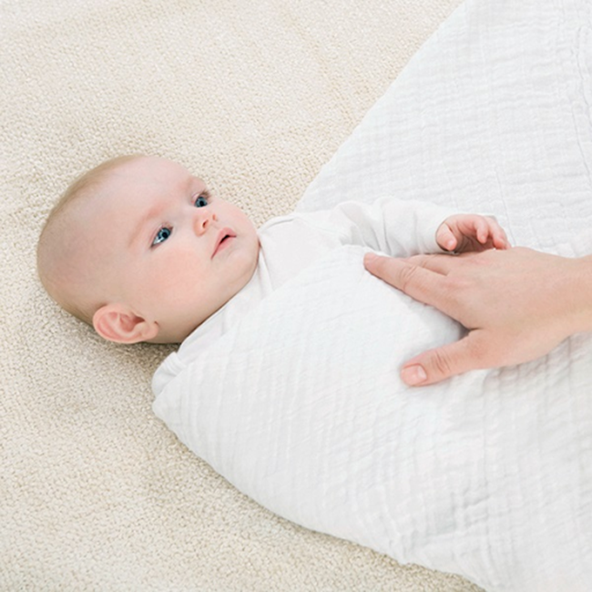 Quấn nhộng sai cách có thể khiến bé cảm thấy gò bó, khó chịu và khó thở trong một vài trường hợp