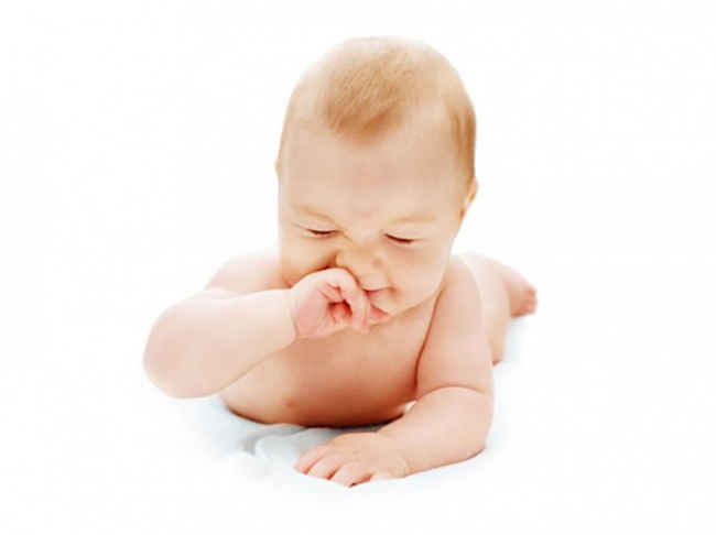 Rửa mắt hoặc mũi quá nhiều lần trong ngày khiến bé bị tổn thương niêm mạc 