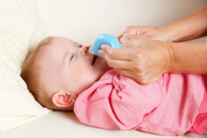[Cảnh báo] Tác hại nghiêm trọng khi rửa mũi cho trẻ sơ sinh sai cách