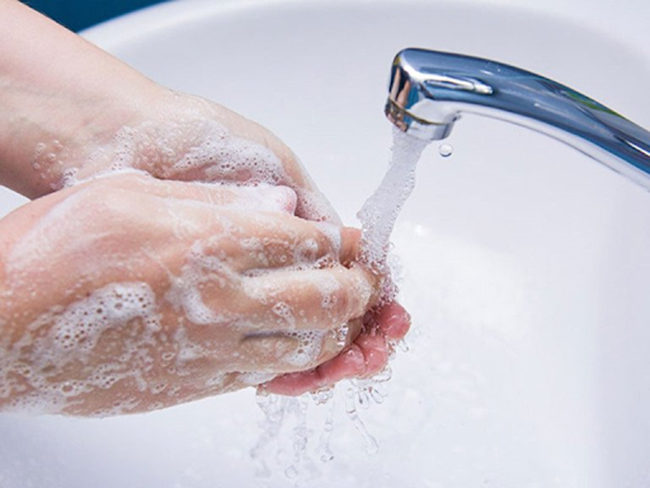 Rửa tay với xà phòng để làm sạch hoàn toàn bụi bẩn và vi khuẩn dễ lây sang con